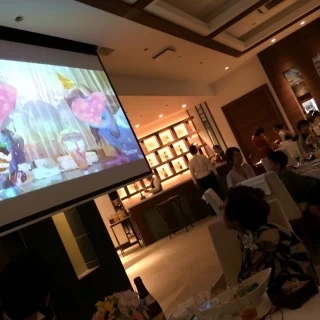 スクリーンは後方に♪奥のバーカウンターでパンバーなどできます