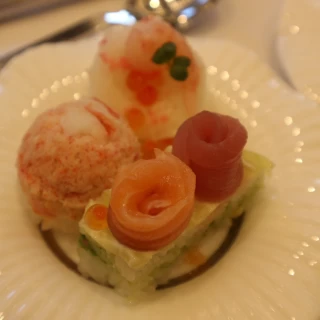 手まり寿司など見た目にも美味しくかわいいお寿司バー♪