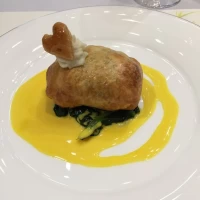 メインのお魚料理、白身魚のパイ包み