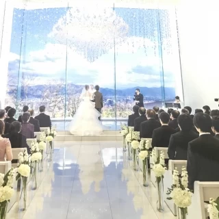 青空とシャンデリアがキラキラして感動的(当日の様子)