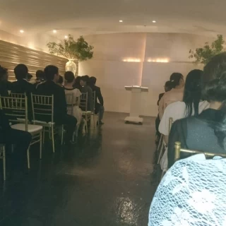 イスの並びを円形にして、NYスタイルにすることも可能