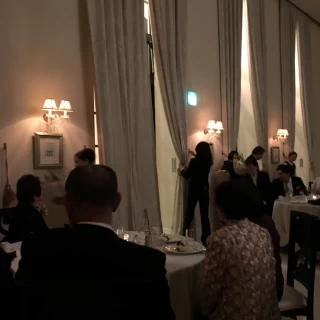 披露宴会場にある大きな窓