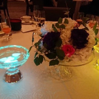 披露宴会場での各テーブルの花びら光る演出