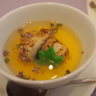 茶碗蒸しスープです。スープは一人ずつ注いでくれます