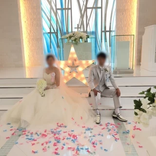 正面のブルーのガラス張り様の壁が特徴的です