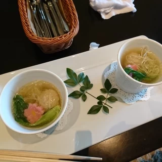 スープです。こちらもあっさり味で美味しかったです。