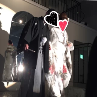 二階から階段を降りて入場