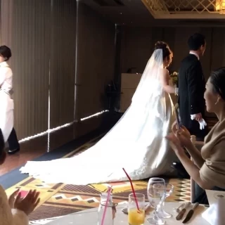 ガーデンが開いてパッと明るくなって2人が入場