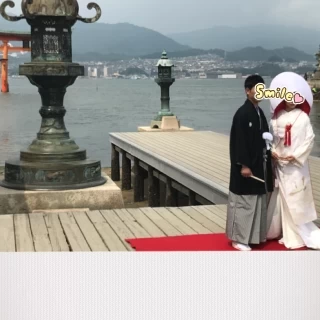 海をバックに撮影