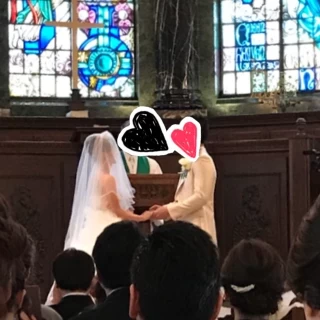 大きなステンドグラスのあるチャペル