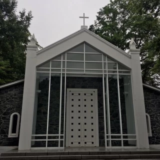 チャペルの外観です。雨でした。