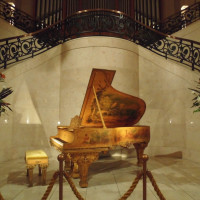 エントランスホールにあるグランドピアノ