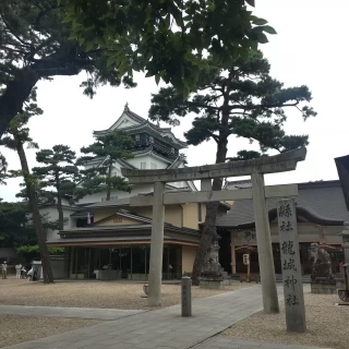 城の真下が披露宴会場、右隣が神社です。