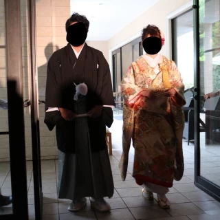 ガーデンに続く大きな窓からの入場