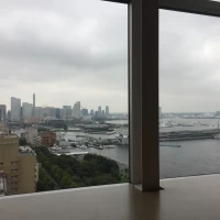 チャペルから見えるみなとみらいの景色、天気が悪いと微妙です