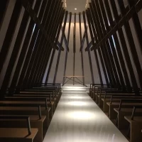 広くて天井の高いチャペル！