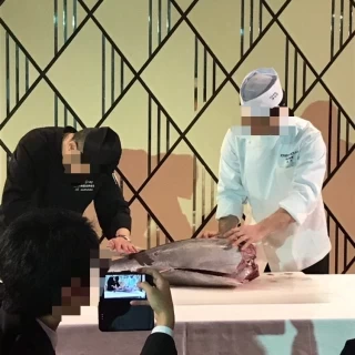 マグロの解体ショー。お刺身がゲストに振る舞われた