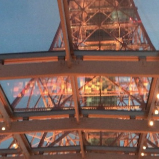 挙式会場の天井を見上げると、大き東京タワーが見えます。