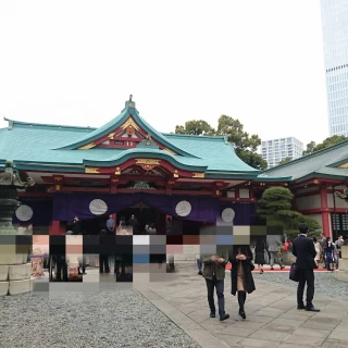 境内には複数の新郎新婦の他にお宮参りの方も