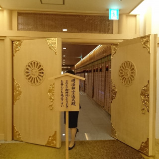 明治記念館の神殿へと向かう重厚な扉