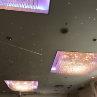 別の披露宴会場の天井
流れ星が流れています