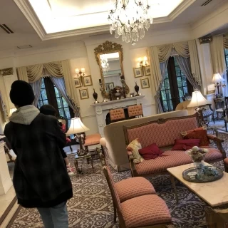披露宴前の待ってるゲストが待ってる部屋です。