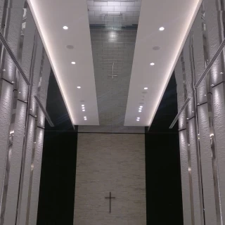 天井も高く、一部が鏡張りになっていて更に解放感がありました。