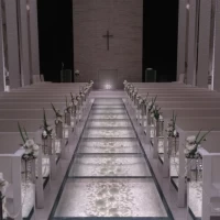 バージンロードが長く、床にお花があり綺麗です。