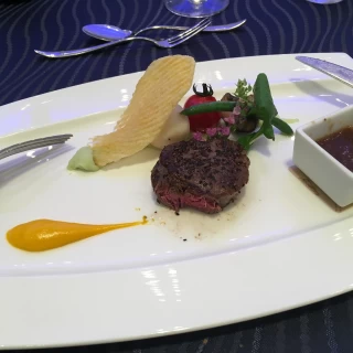 肉料理。