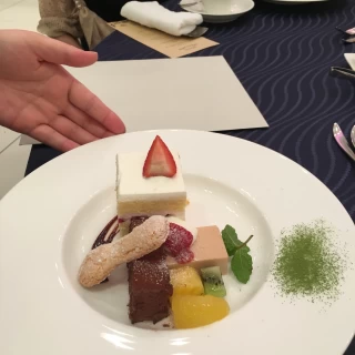 ウエディングケーキと最後のケーキのワンプレート