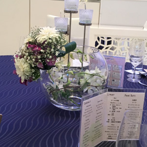 テーブル装花。ロウソクの様な物が光ります。|477409さんのアンジェラフォンティーヌの写真(491630)