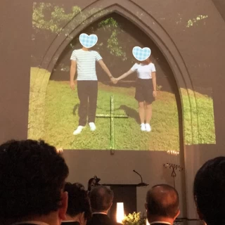 自分たちの写真がチャペルに大きく映ります