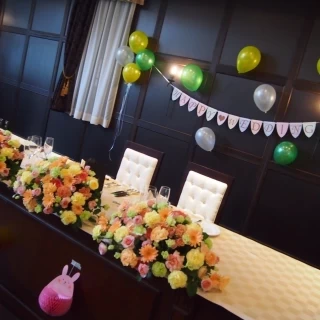 落ち着いたブラウンの披露宴会場
。新郎と新婦席