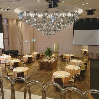 披露宴にはスクリーンが2つあります。