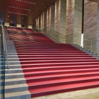 1階の赤い絨毯のある階段です。