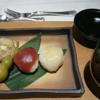 紅白の手まり寿司に瓢箪のつけもの、俵のおにぎり