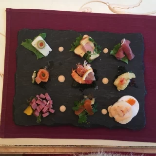 前菜がわりの綺麗なプレート。食器まで素敵！