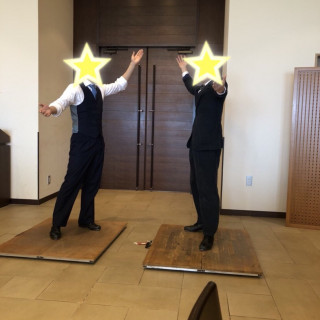 披露宴会場後方で余興。音響仕様3万程スピーカーの持ち込み可