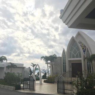 チャペル外観
奥が海になっています。