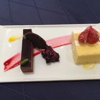 デザートとウェディングケーキ。
