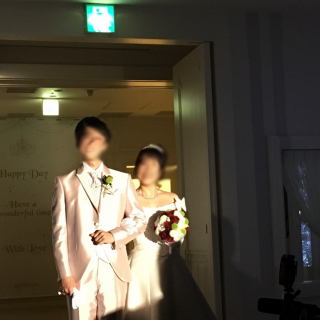 披露宴会場への入場はブーケブートニアを新しいものに変更可能