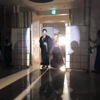 和ドレスでの入場。スタッフさんに左右に開いていただきました