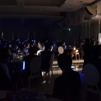 ゲストにサイリウムを配布してライブ会場風に