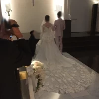 このチャペルには長いトレーンが似合います