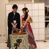 鏡開き。持ち込みの大きな樽と自分たちで作ったお酒。