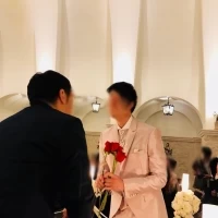 バラを回収しながら入場