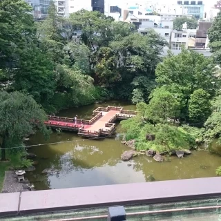 参進の際に歩く池の上の道。ここで集合写真を撮ることも