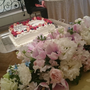 テーブル装花と結婚証明書型ケーキ|478444さんの音の教会の写真(493151)