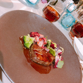 メインディッシュの肉料理。コースはカスタマイズ可能。