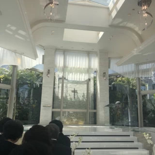 窓いっぱいで開放感がありました。日中の式でした。
